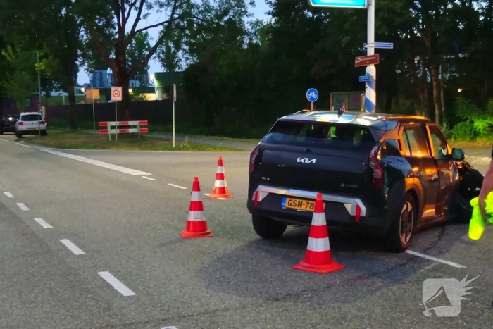 Bestelbus en auto botsen op kruispunt