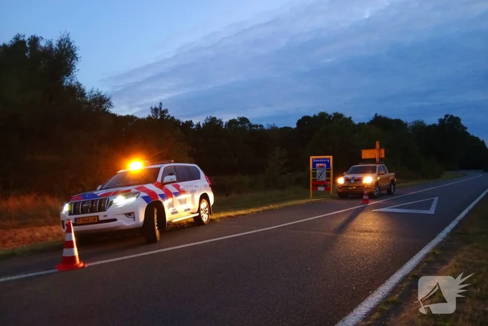 Bestelbus en auto botsen op kruispunt