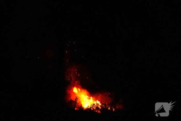 Brandweer blust moeilijk bereikbare brand