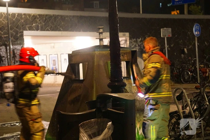 Brandweer blust containerbrand