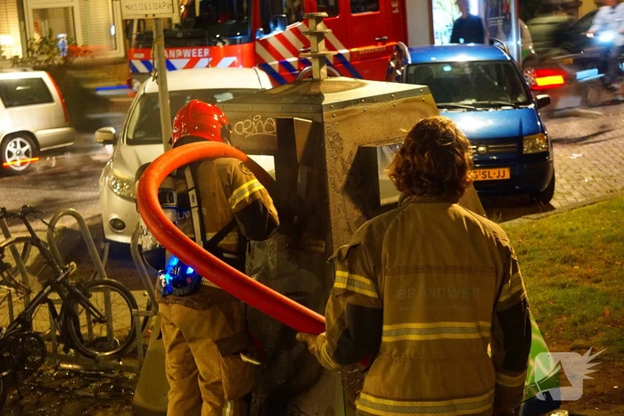 Brandweer blust containerbrand
