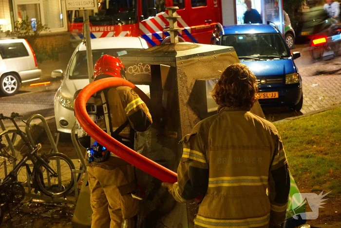 Brandweer blust containerbrand