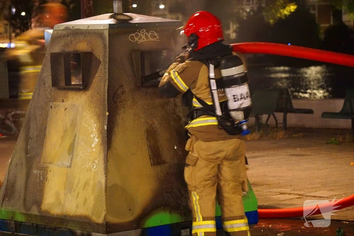 Brandweer blust containerbrand