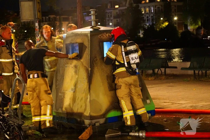Brandweer blust containerbrand