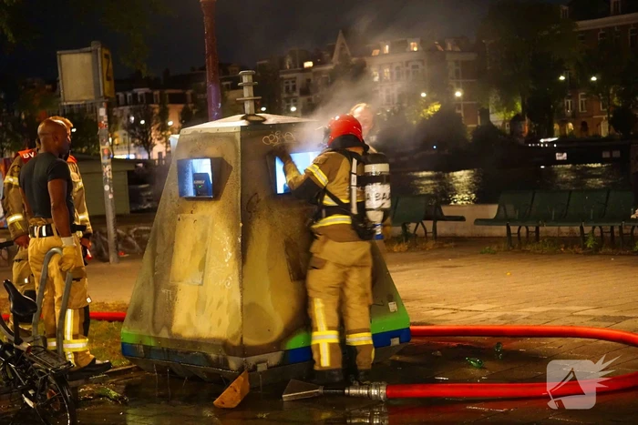 Brandweer blust containerbrand