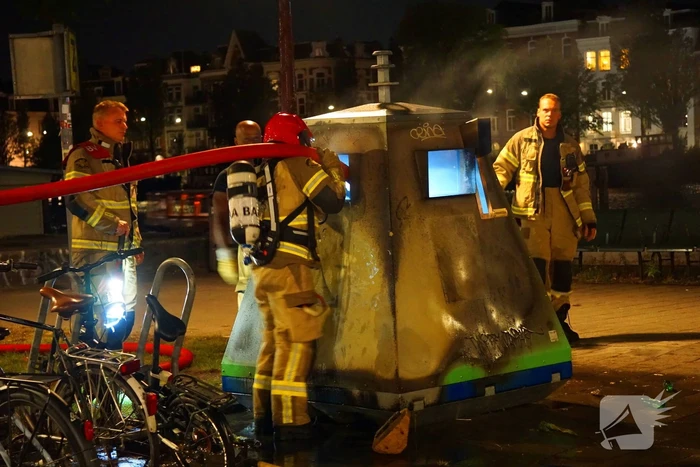 Brandweer blust containerbrand