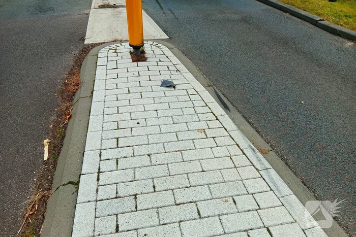 Personenauto botst tegen vluchtheuvel en krijgt lekke band