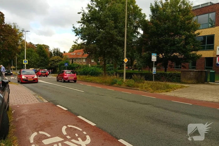 Personenauto botst tegen vluchtheuvel en krijgt lekke band