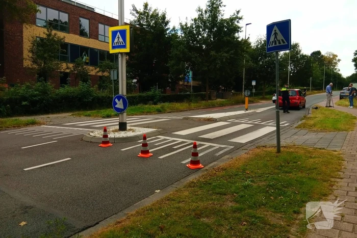 Personenauto botst tegen vluchtheuvel en krijgt lekke band