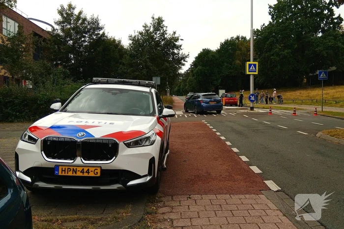 Personenauto botst tegen vluchtheuvel en krijgt lekke band