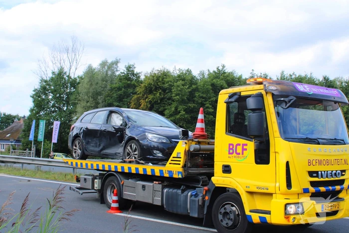 Flinke schade bij ongeval tussen vrachtwagen en personenauto