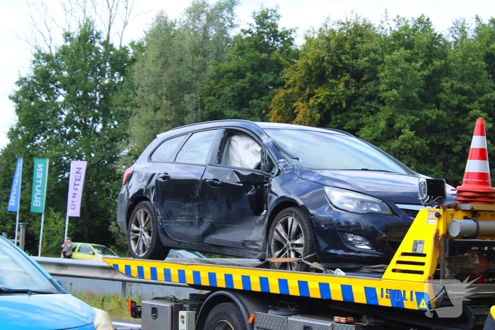 Flinke schade bij ongeval tussen vrachtwagen en personenauto