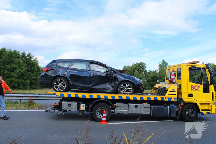 Flinke schade bij ongeval tussen vrachtwagen en personenauto