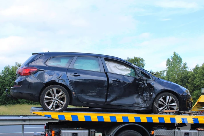 Flinke schade bij ongeval tussen vrachtwagen en personenauto