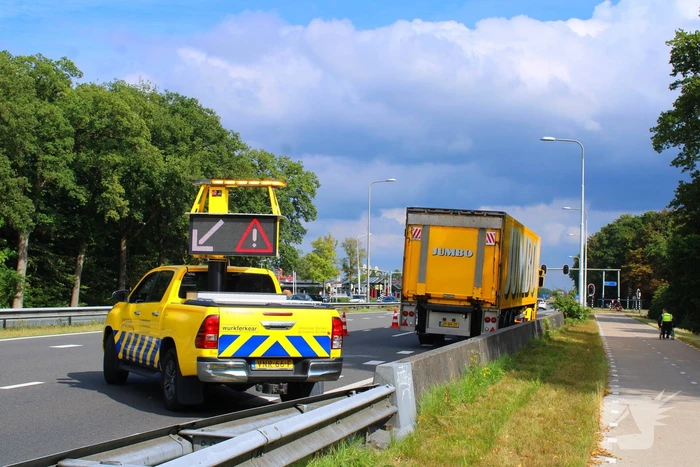 Flinke schade bij ongeval tussen vrachtwagen en personenauto