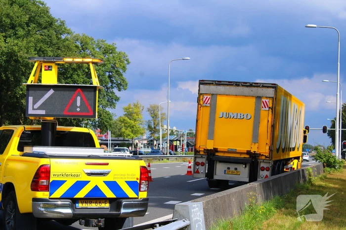 Flinke schade bij ongeval tussen vrachtwagen en personenauto