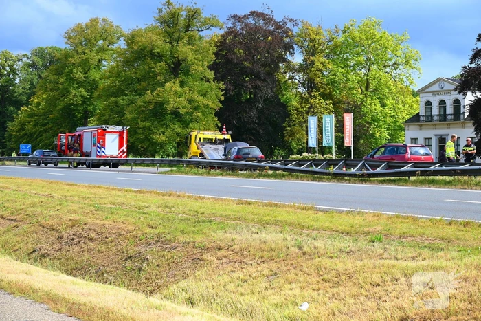 Flinke schade bij ongeval tussen vrachtwagen en personenauto