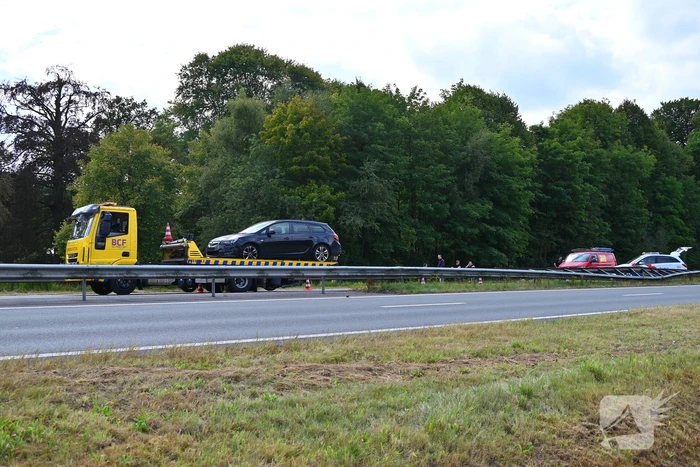 Flinke schade bij ongeval tussen vrachtwagen en personenauto