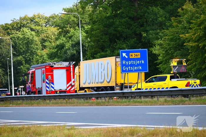 Flinke schade bij ongeval tussen vrachtwagen en personenauto