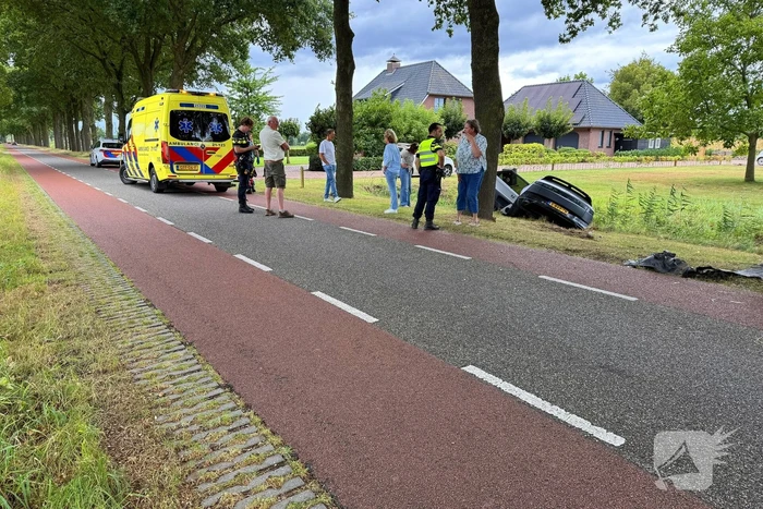 auto botst op boom en wiel breekt af