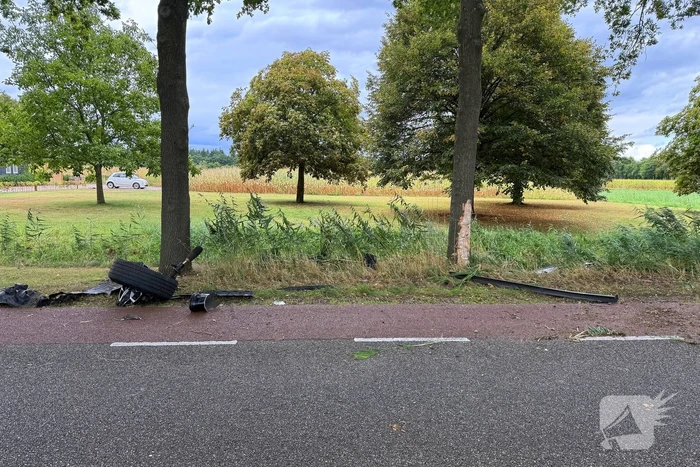 auto botst op boom en wiel breekt af