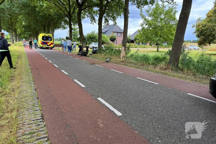 auto botst op boom en wiel breekt af