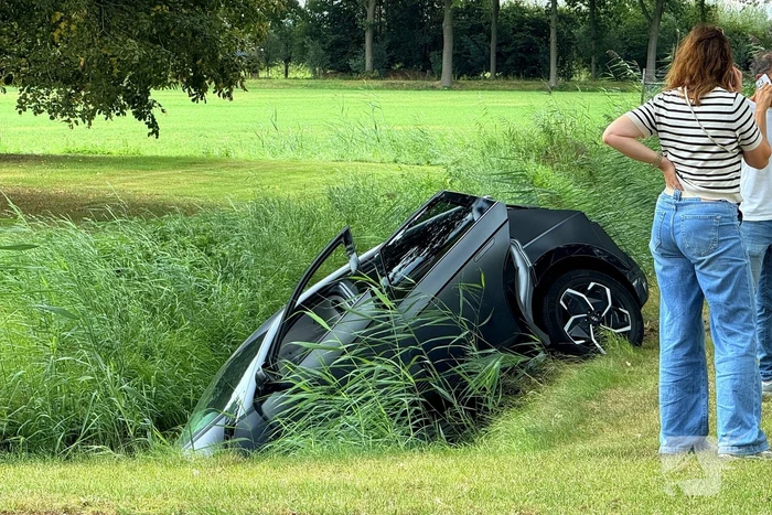 auto botst op boom en wiel breekt af