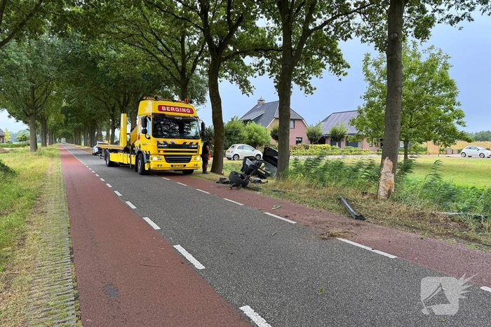 auto botst op boom en wiel breekt af
