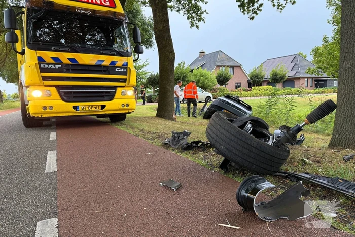 auto botst op boom en wiel breekt af
