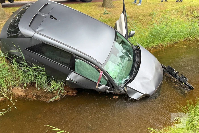 auto botst op boom en wiel breekt af