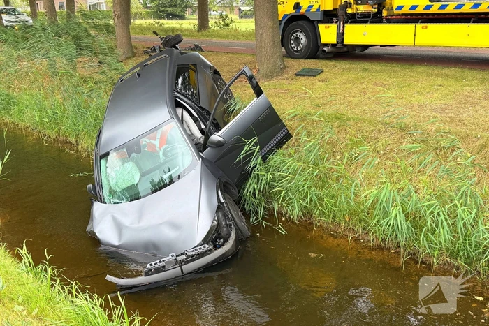 auto botst op boom en wiel breekt af