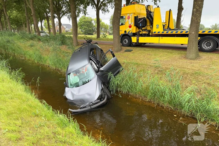 auto botst op boom en wiel breekt af