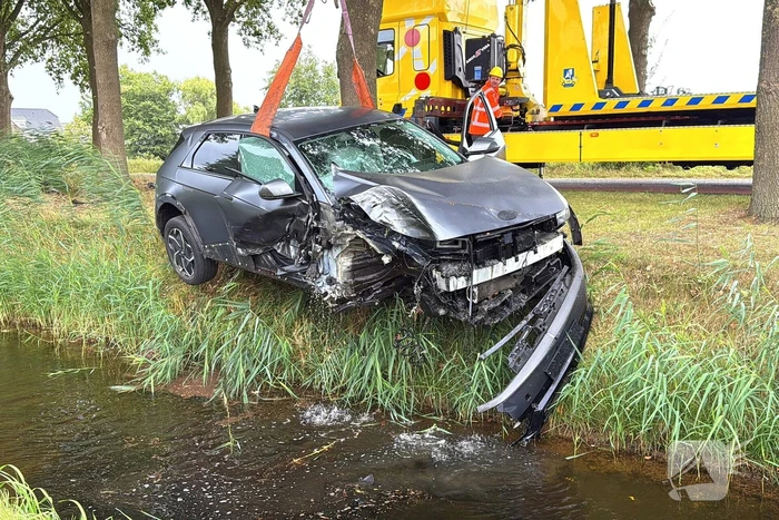 auto botst op boom en wiel breekt af
