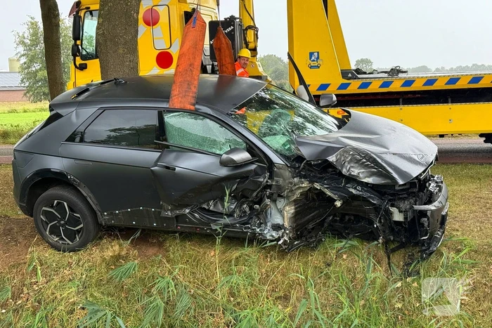 auto botst op boom en wiel breekt af