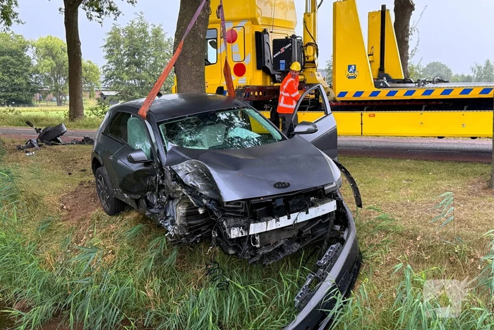 auto botst op boom en wiel breekt af