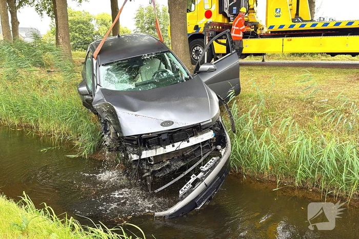 auto botst op boom en wiel breekt af