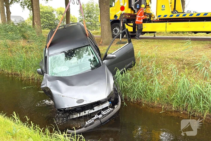 auto botst op boom en wiel breekt af
