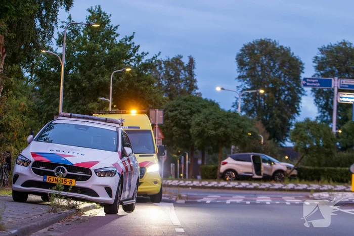 Automobilist belandt op rotonde en klapt op boom