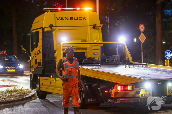 Automobilist belandt op rotonde en klapt op boom