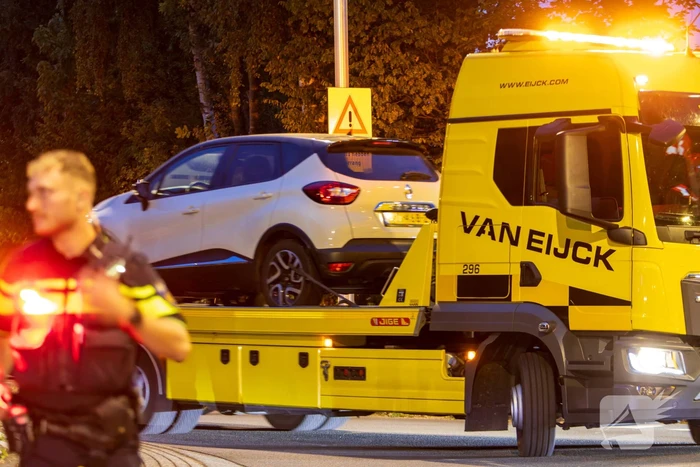 Automobilist belandt op rotonde en klapt op boom