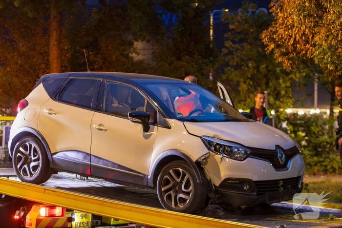 Automobilist belandt op rotonde en klapt op boom