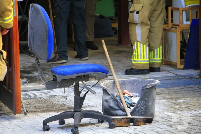 Man steekt stoel in brand tijdens lassen