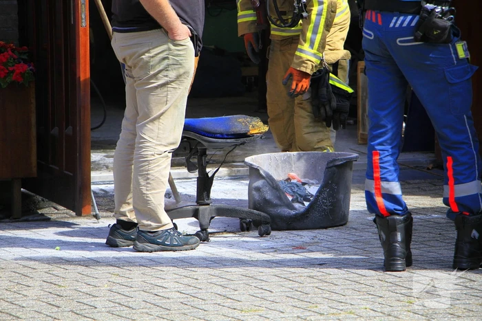 Man steekt stoel in brand tijdens lassen