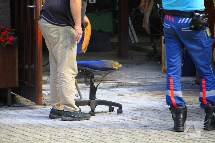 Man steekt stoel in brand tijdens lassen