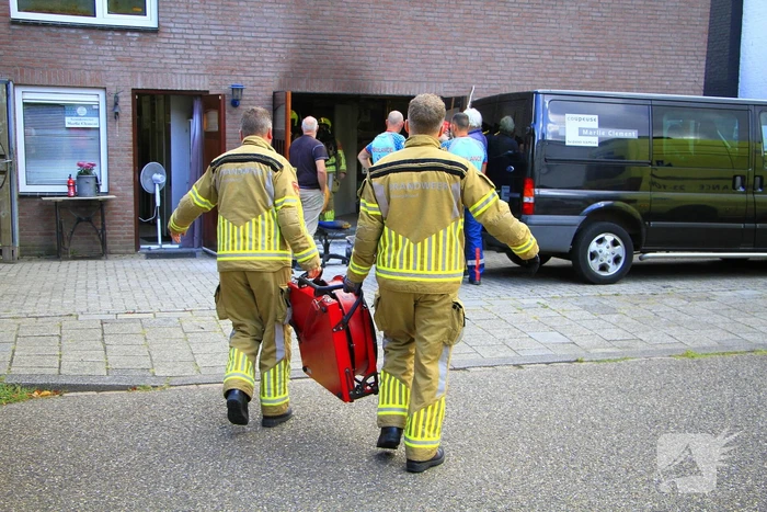 Man steekt stoel in brand tijdens lassen