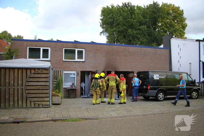 Man steekt stoel in brand tijdens lassen
