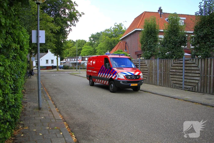 Man steekt stoel in brand tijdens lassen