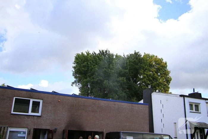 Man steekt stoel in brand tijdens lassen