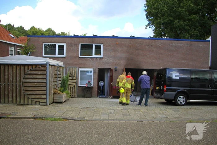 Man steekt stoel in brand tijdens lassen