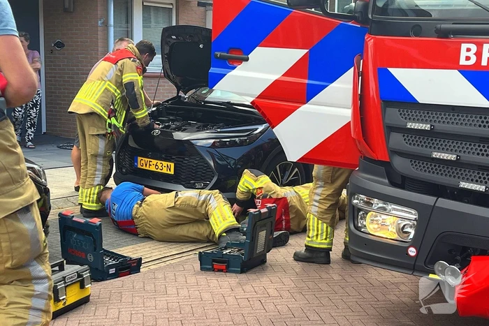 Kat vast in auto, brandweer schiet te hulp